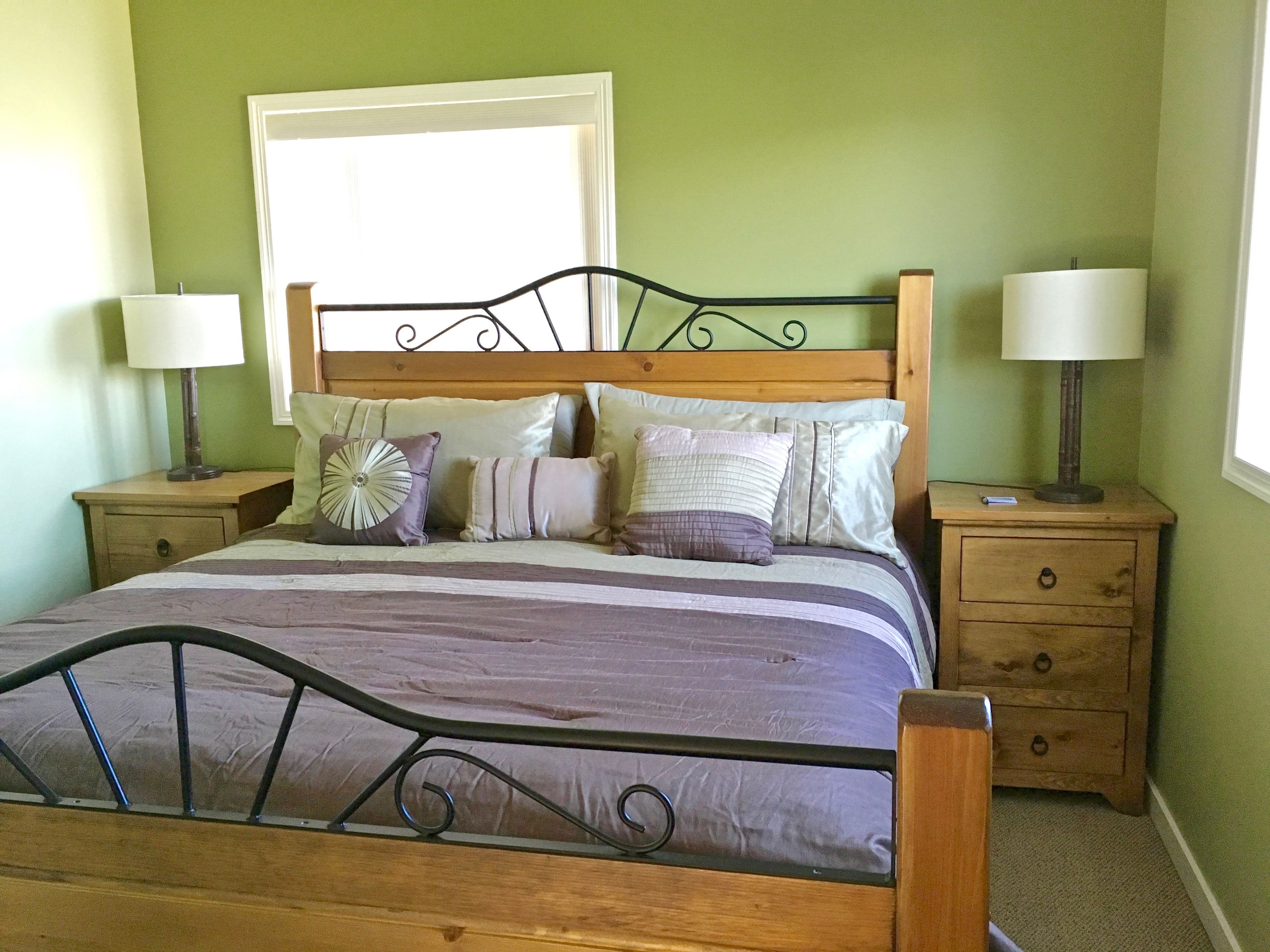 ห้องลักซ์ชัวรี่สวีท, เตียงคิงไซส์ 1 เตียง, ระเบียง, วิวทะเลสาบ