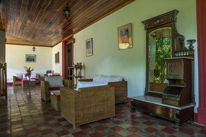 Lobby sitting area - Hotel Antigua Estación Granada (Granada)