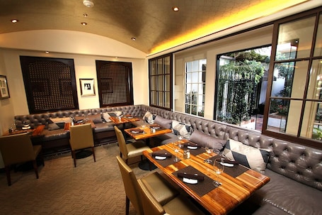Lunch and dinner served . Cypress Inn