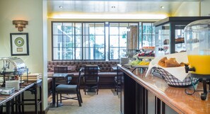 含每日吃到飽早餐