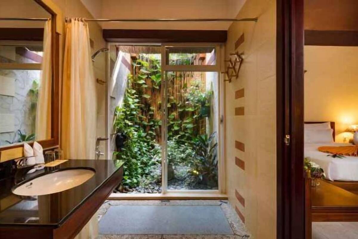 Shower, free toiletries, hair dryer, bathrobes