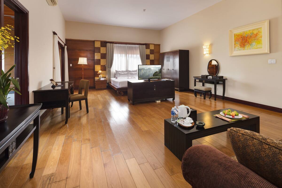Phòng Suite Cao cấp, 1 giường cỡ king, bồn tắm | Minibar, két bảo mật tại phòng, bàn