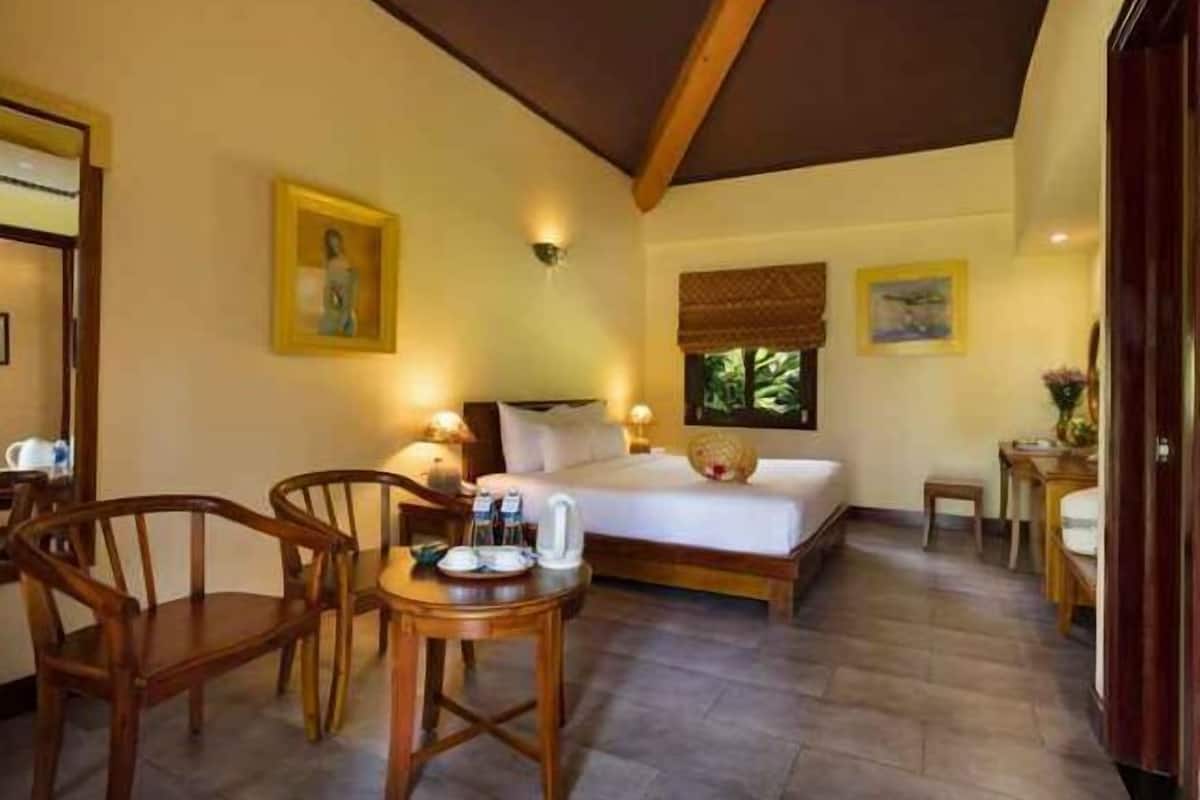 Frigobar, cofres nos quartos, escrivaninha, berços grátis