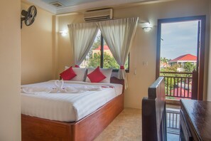 Deluxe Double Fan, Free Pick Up | 1 bedroom, minibar, in-room safe, desk - Pension Lodge - Hostel (Siem Reap)