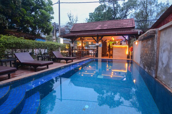 Outdoor pool - Pension Lodge - Hostel (Siem Reap)