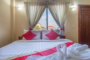 Deluxe Double Fan, Free Pick Up | 1 bedroom, minibar, in-room safe, desk - Pension Lodge - Hostel (Siem Reap)