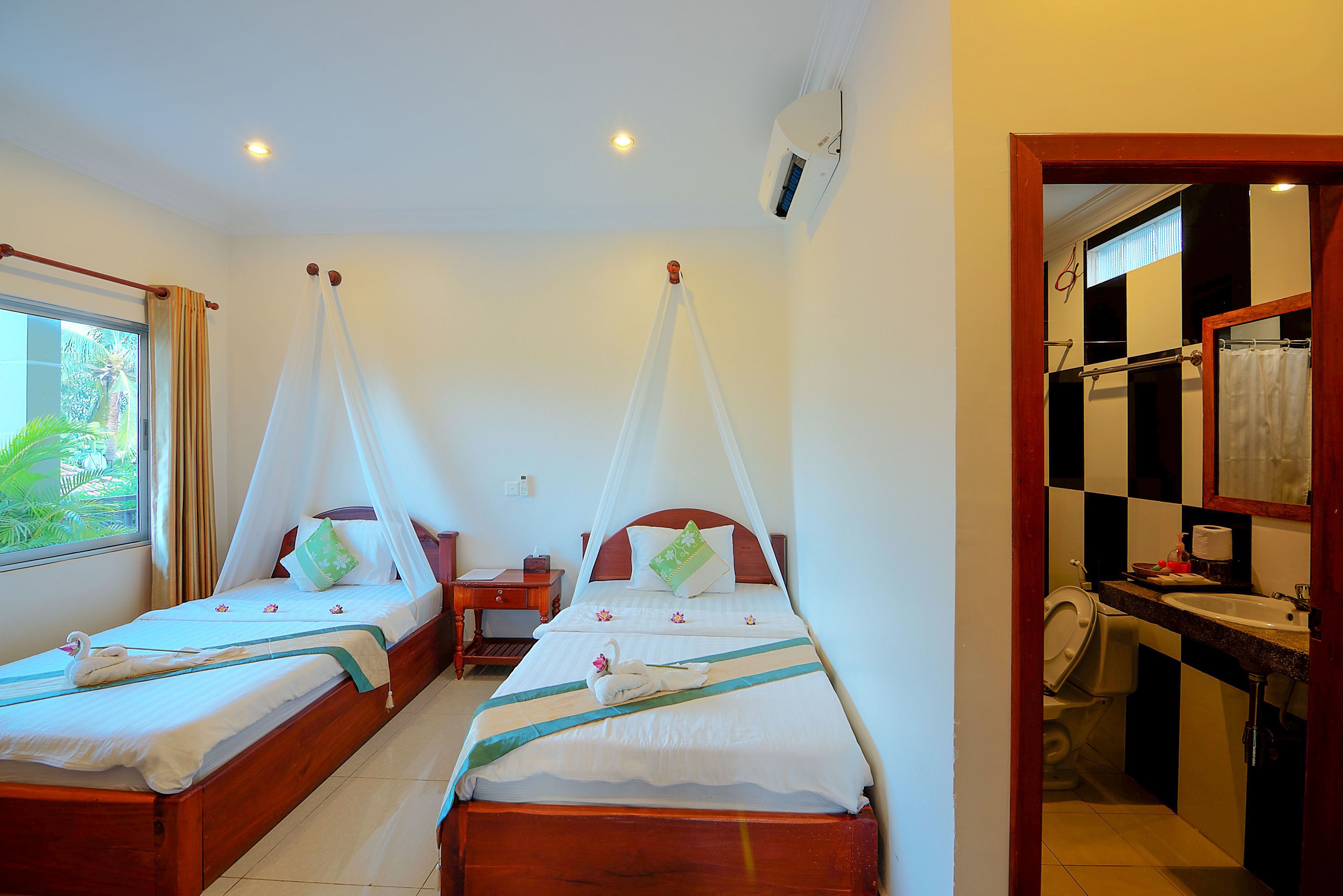 deluxe twin room, balcony | minibar, desk, blackout curtains, iron/ironing board