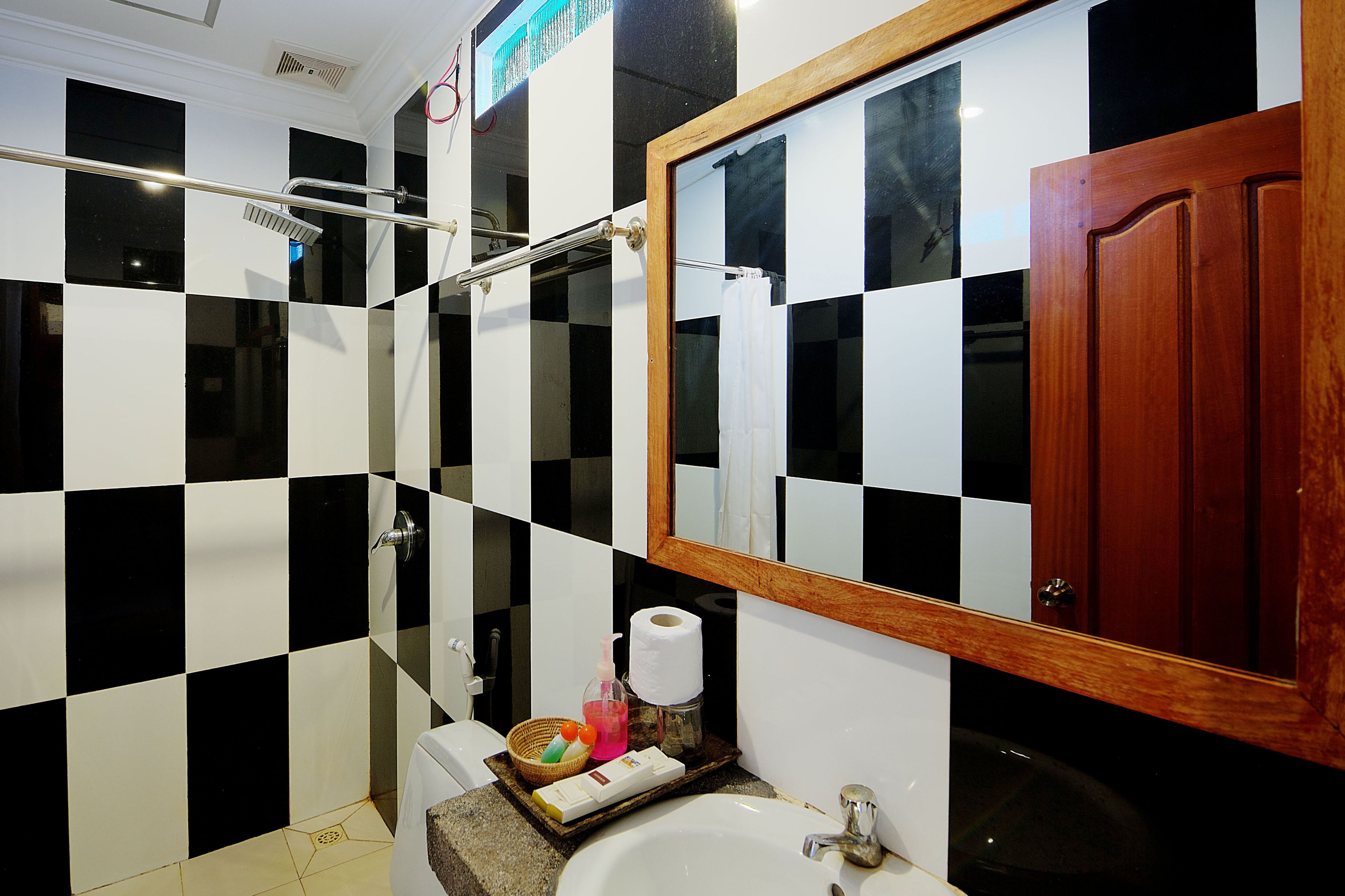 shower, free toiletries, hair dryer, slippers