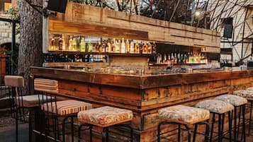 6 restaurants, lunch, dinner served; French cuisine