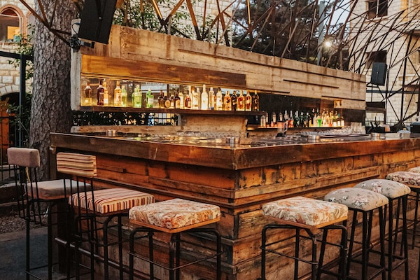 6 restaurantes; se sirve almuerzo y cena; cocina francesa