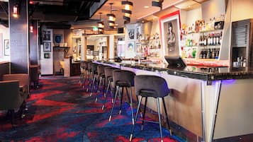 2 bares, 1 salón en el vestíbulo y 1 bar de copas