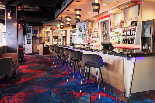 2 bars/lounges, lobby lounge, cocktail bar