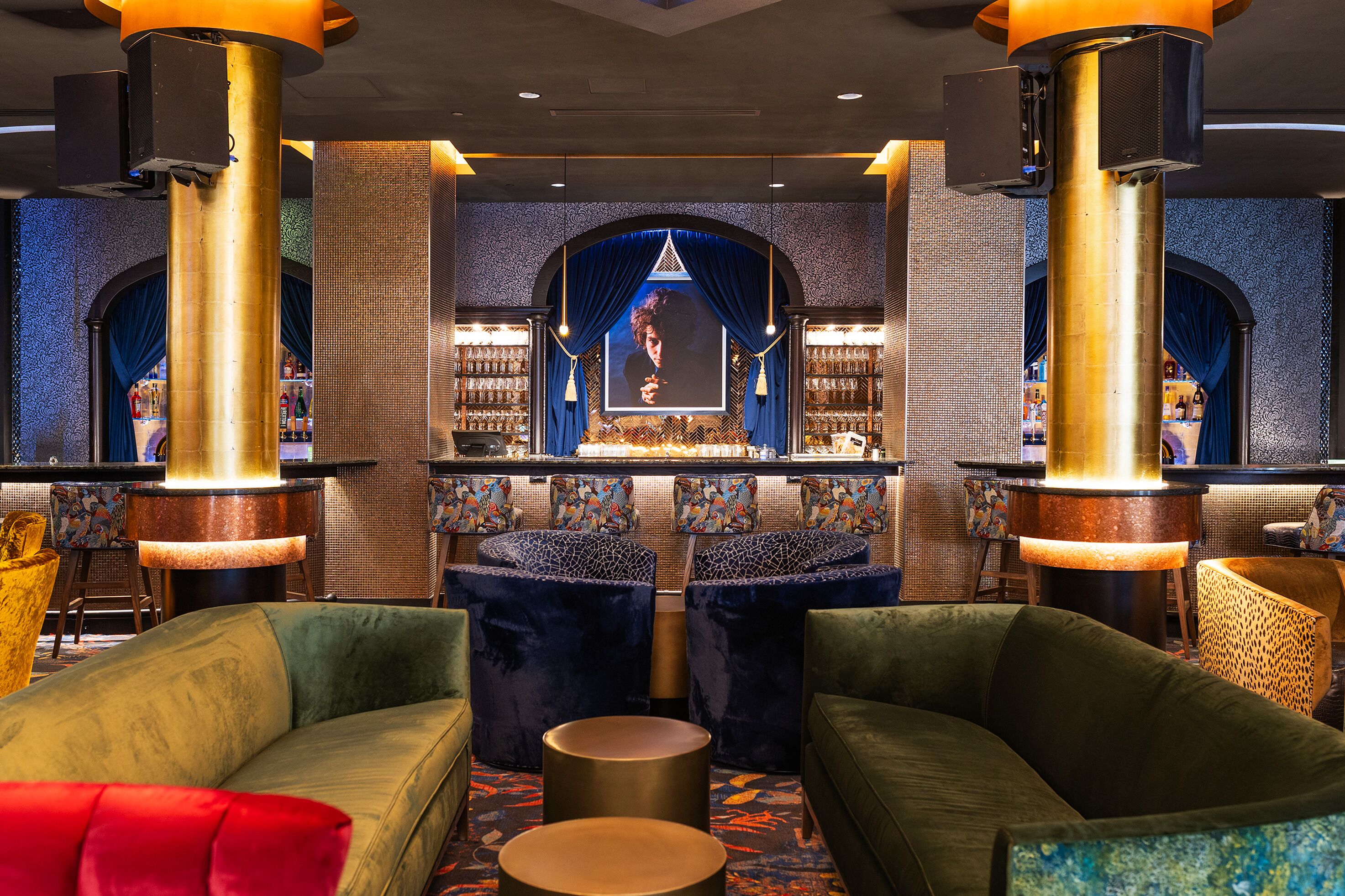 2 bars/lounges, lobby lounge, cocktail bar