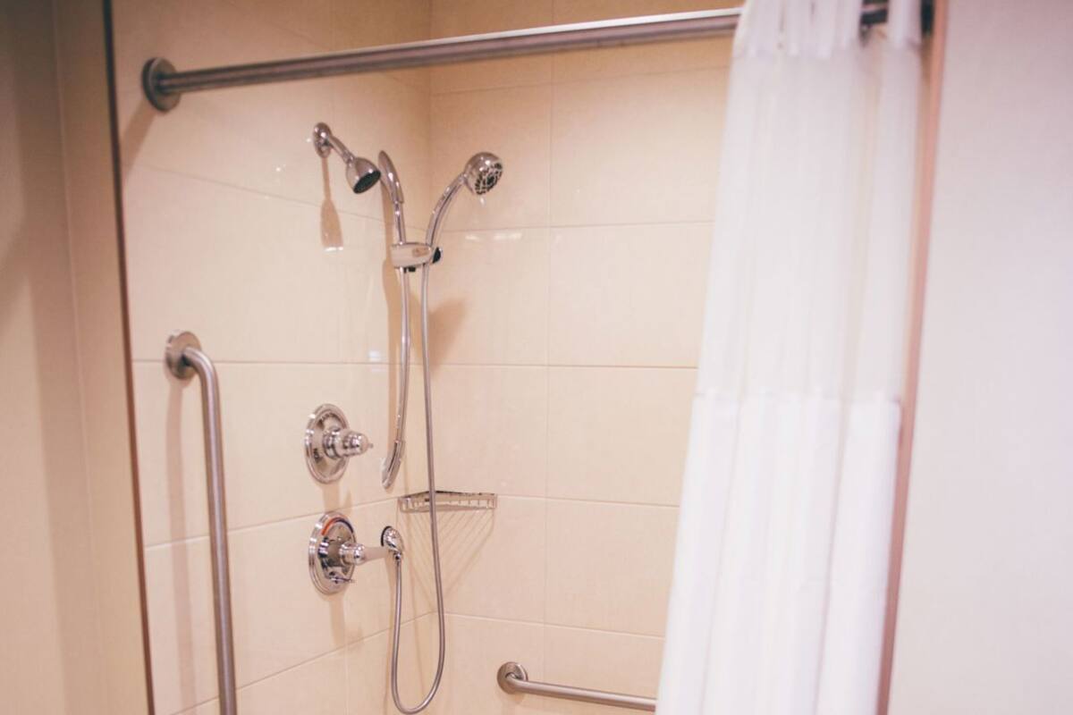 Baño | Regadera, regadera tipo lluvia, amenidades de baño gratuitas