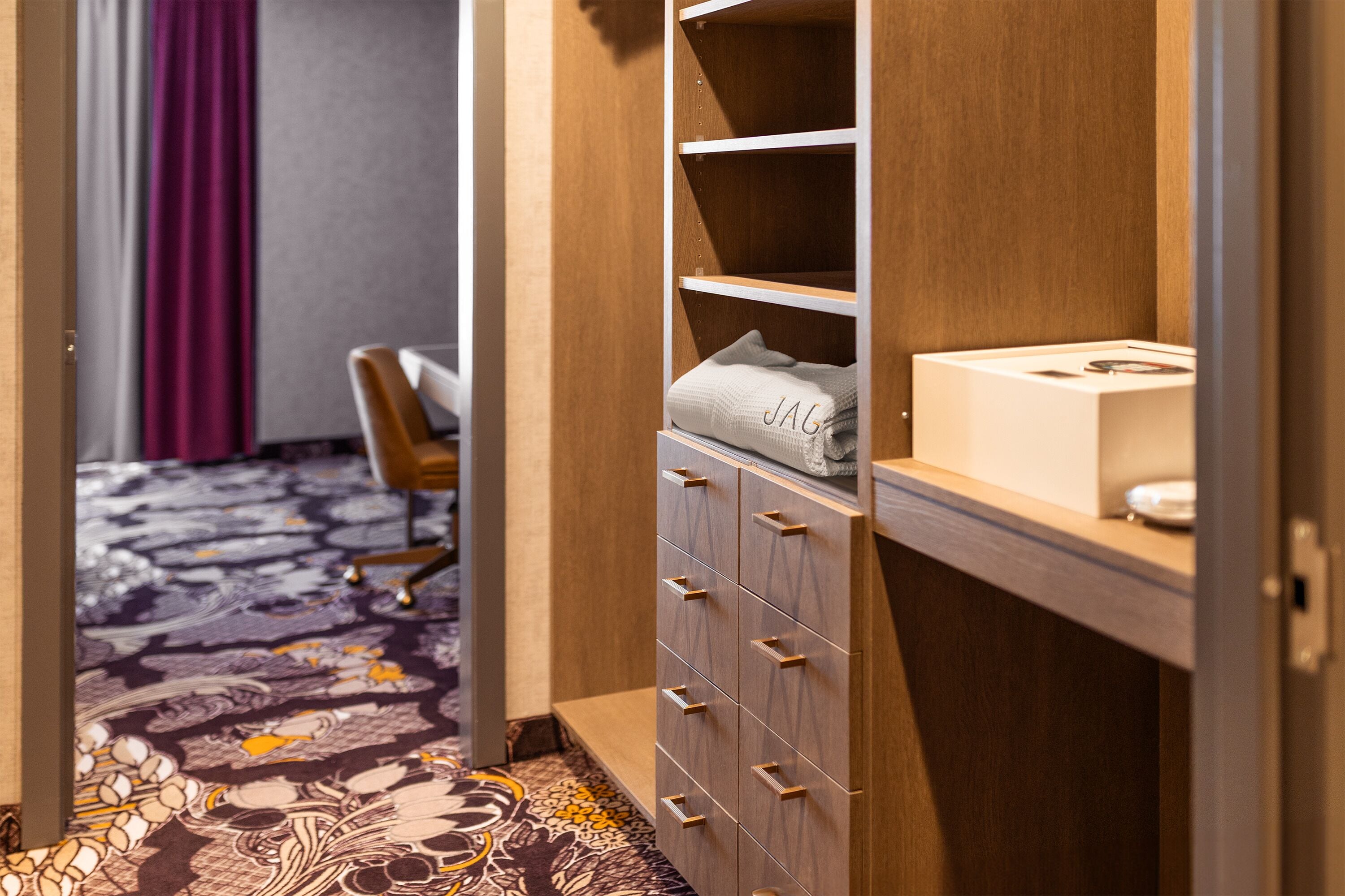 executive suite, kitchenette, city view | living area | 42-inch lcd tv with digital channels, tv, mp3 dock