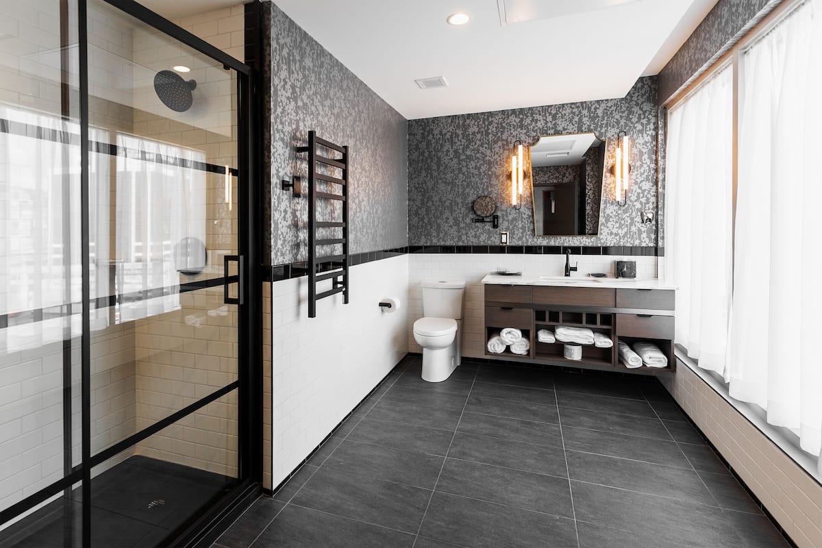 deluxe suite, 1 king bed, city view | bathroom | shower, rainfall showerhead, free toiletries, hair dryer