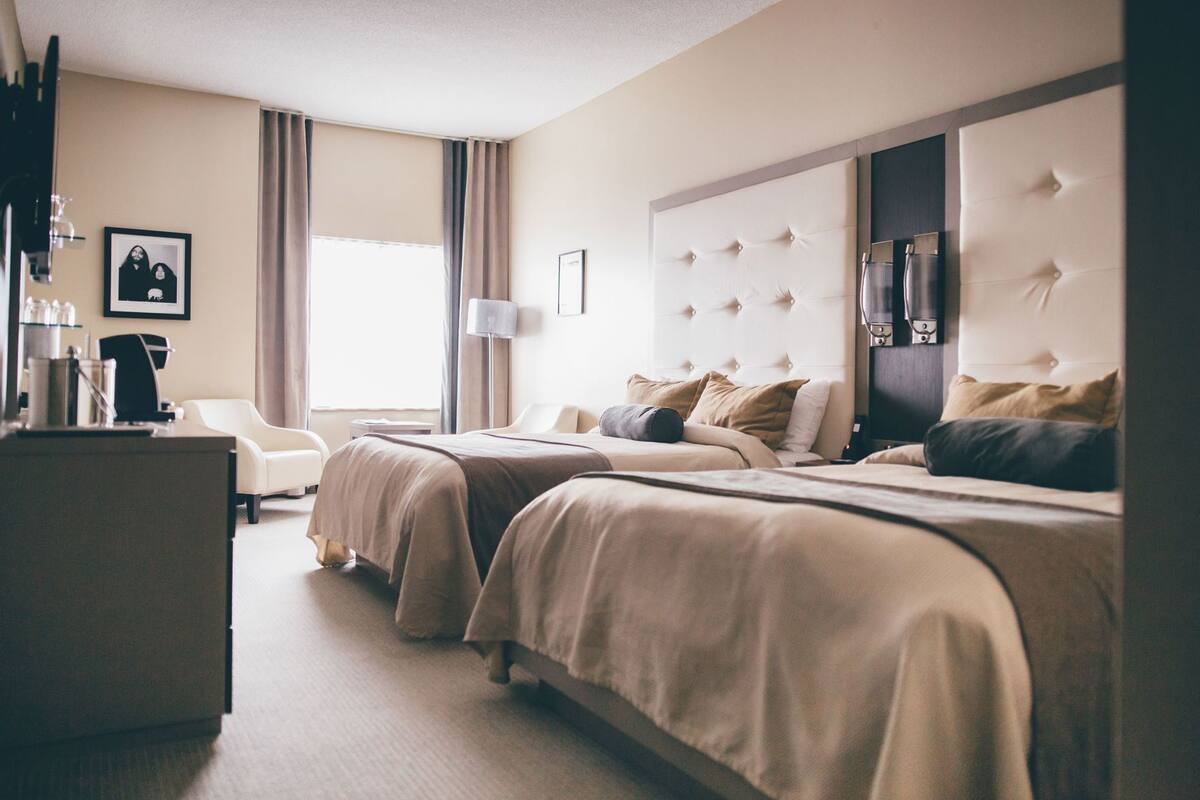 Ropa de cama hipoalergénica y caja de seguridad en la habitación