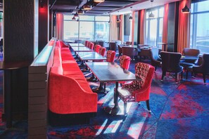Serveert ontbijt, lunch en diner