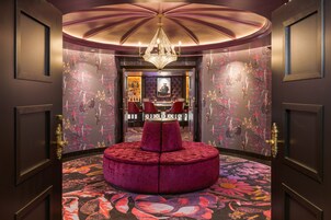 2 bars/lounges, lobby lounge, cocktail bar
