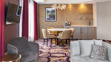 Deluxe Suite, 1 King Bed, City View | In-room dining