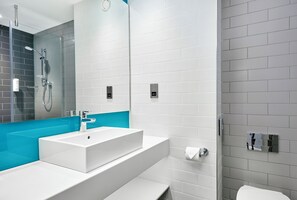 Shower, hair dryer, towels - Holiday Inn Express Grimsby by IHG (Grimsby)