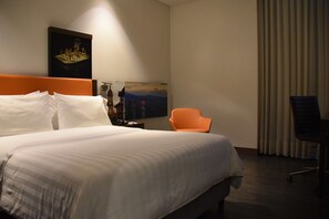 Een kluis op de kamer, een bureau, geluiddichte muren