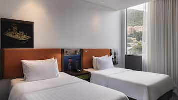 خزنة داخل الغرفة ومكتب وتجهيزات عازلة للصوت ومكواة/لوح كي