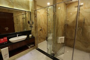 Club Deluxe Room (10th floor) | Bathroom | Separate tub and shower, deep soaking tub, rainfall showerhead - Hotels & Preference Hualing Tbilisi (Tbilisi)