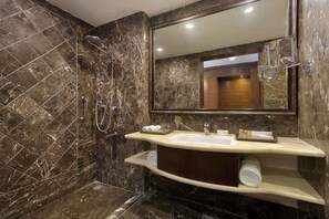 Regadera, amenidades de baño ecológicas, pantuflas, toallas