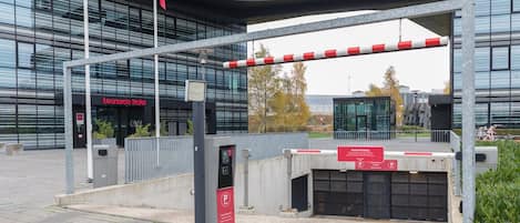 Parking sans voiturier (9.5 EUR par jour)