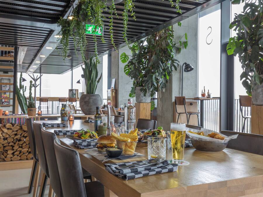 Ze serveren er ontbijt en diner