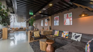 Breakfast and dinner served