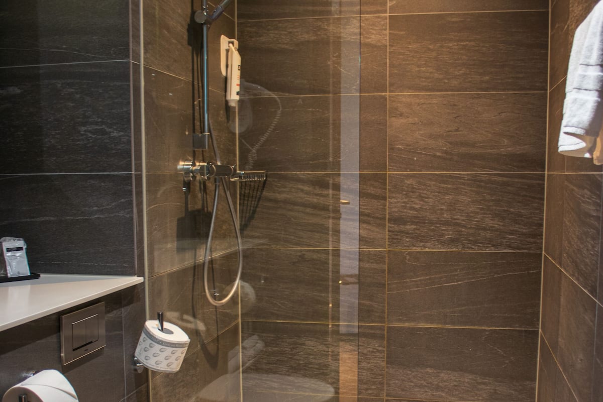 Umweltfreundliche Kosmetikartikel, Haartrockner, Handtücher