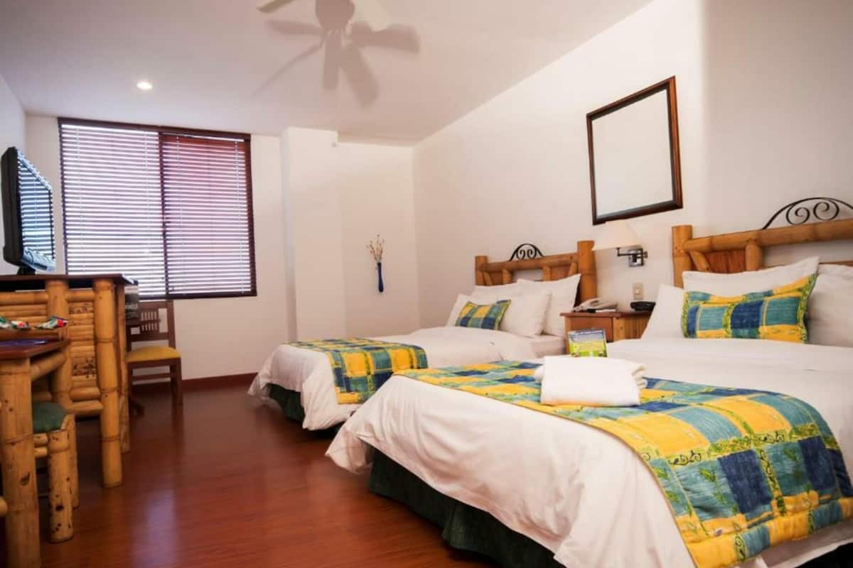Ropa de cama de alta calidad y caja de seguridad en la habitación