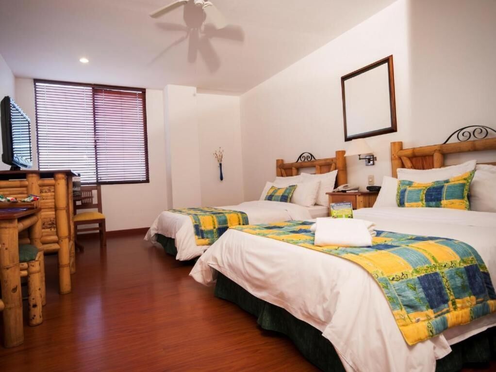 Ropa de cama de alta calidad y caja de seguridad en la habitación 