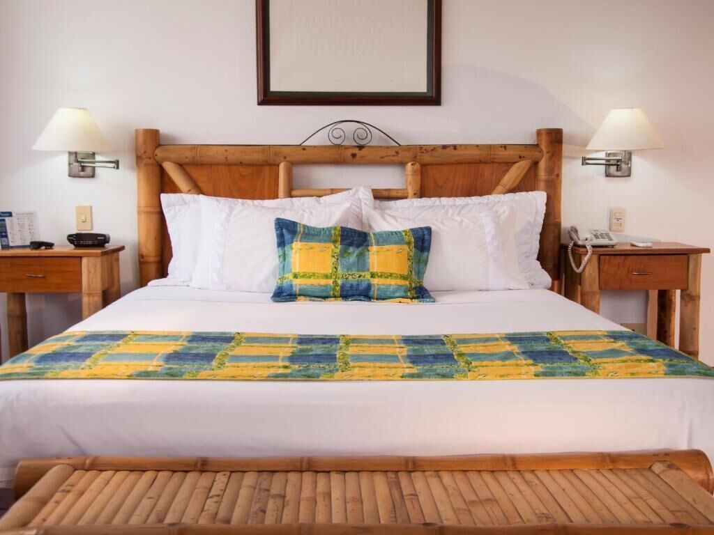 Ropa de cama de alta calidad y caja de seguridad en la habitación 