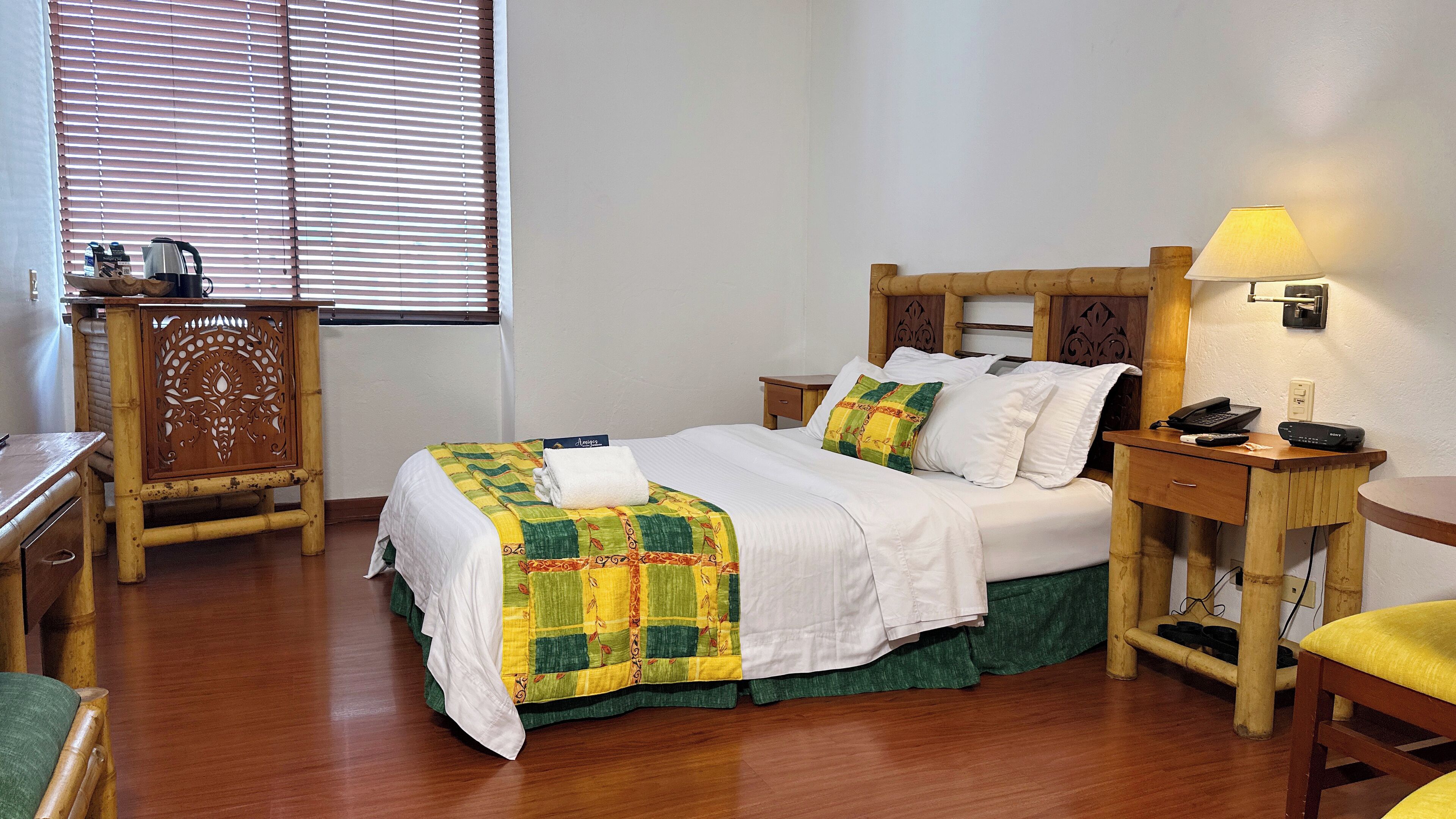 スタンダード ルーム ダブルベッド 1 台 | 高級寝具、セーフティボックス (室内)、デスク、防音設備