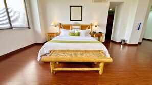 Junior-Zimmer, 1 Queen-Bett | Hochwertige Bettwaren, Zimmersafe, Schreibtisch, schallisolierte Zimmer