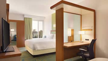 Escritorio, tabla de planchar con plancha, wifi gratis y ropa de cama