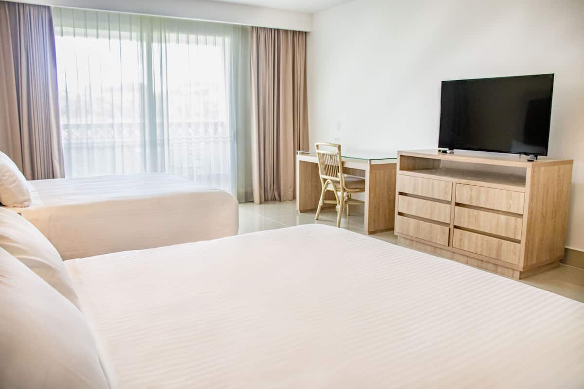 Minibar, in-room safe, free WiFi