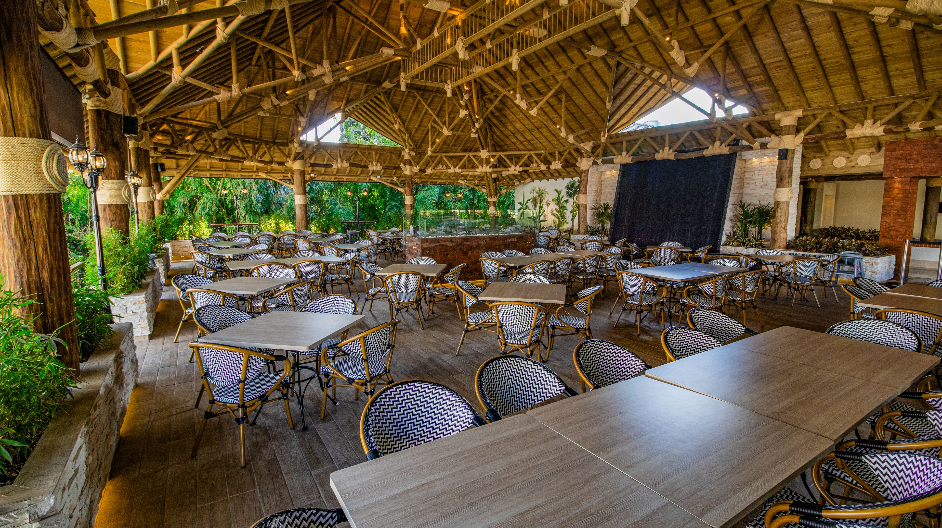 3 restaurants, breakfast, lunch, dinner served; international cuisine