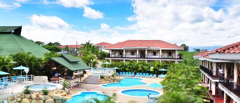 3 piscinas al aire libre, sillones reclinables de piscina