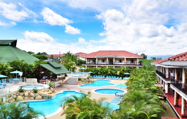 3 albercas al aire libre y camastros 