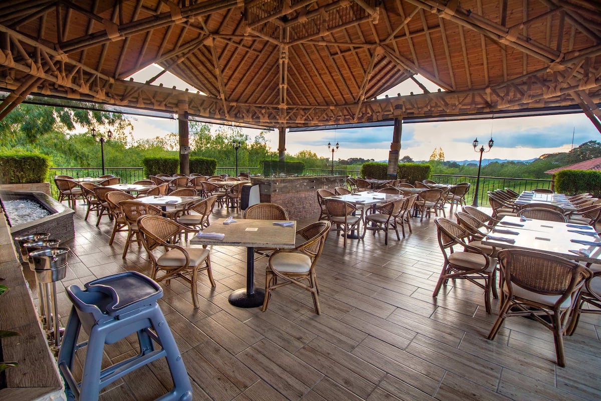 3 restaurants, breakfast, lunch, dinner served; international cuisine