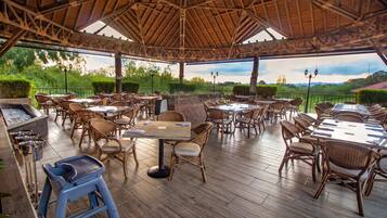 3 restaurants, breakfast, lunch, dinner served; international cuisine