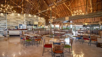 3 か所のレストラン、朝食、ランチ、ディナーに営業 (多国籍料理)