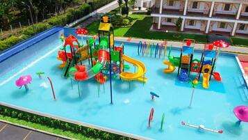 Un parque acuático con diversas toboganes y estructuras de juego.