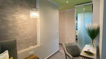 Minibar, meja kerja, Wi-Fi gratis, dan seprai linen