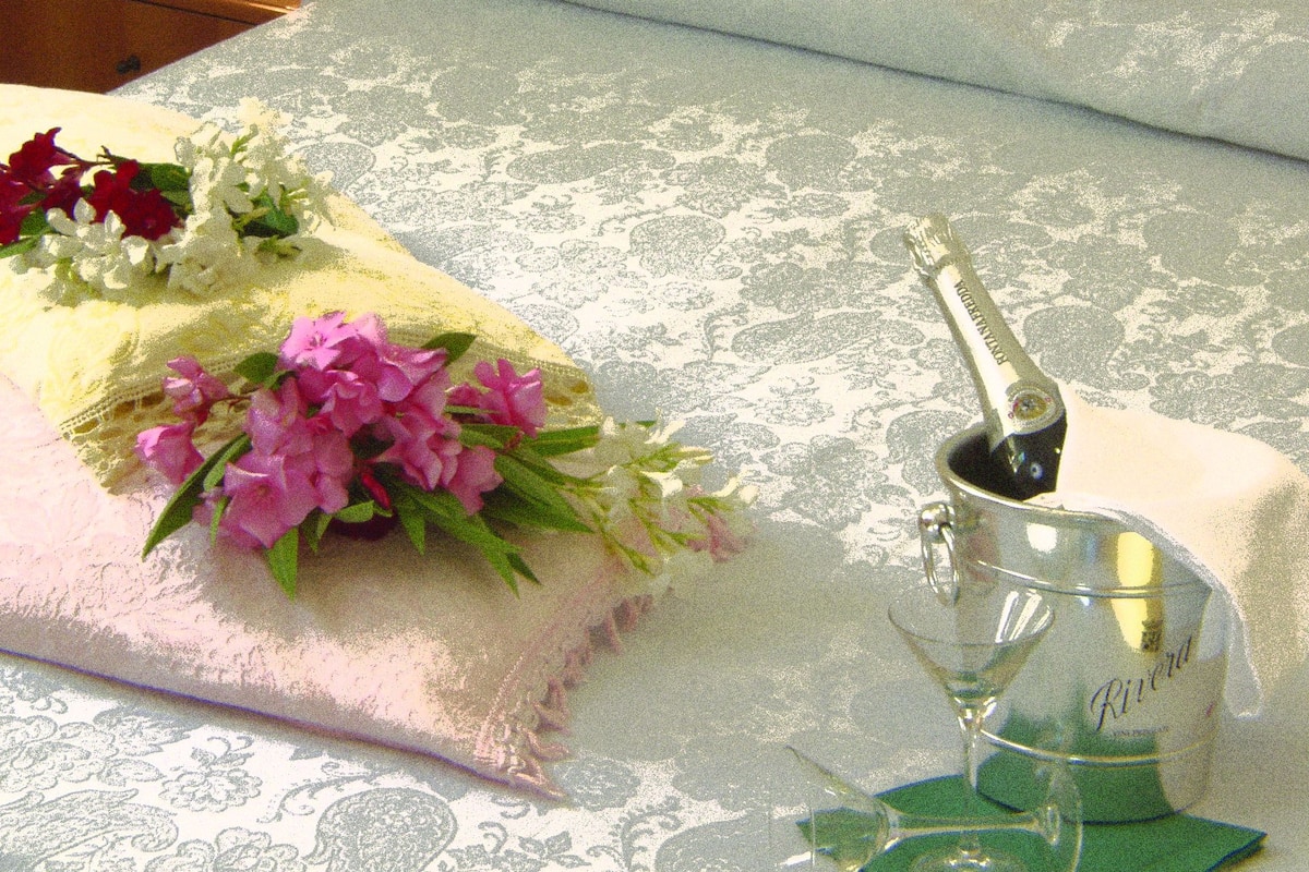 Lits bébé (en supplément), draps fournis