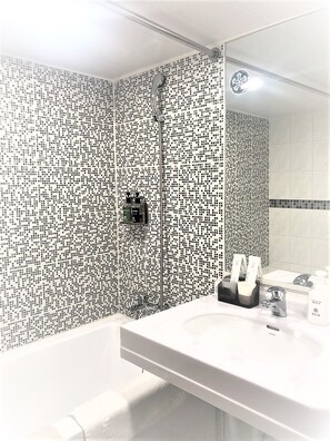 Artículos de tocador gratuitos, secador de pelo, pantuflas, bidet